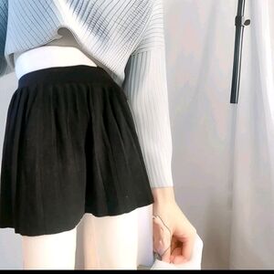 Casual Luxury by Hunter and Brown Black Pleated Skirt Size M